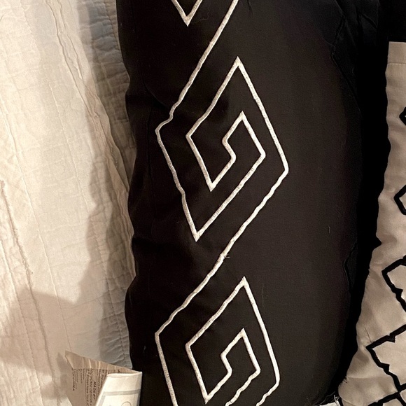 Bb&b Bedding Bundle of 3 Plush Throw Accent Pillows Black White New Condition - Picture 2 of 6